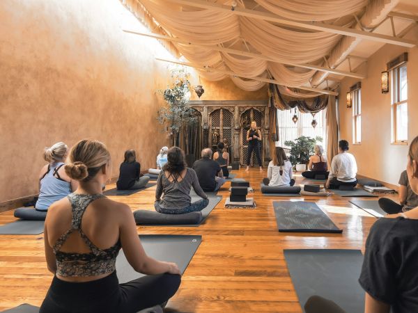 Top destinations en France pour une retraite yoga printanière